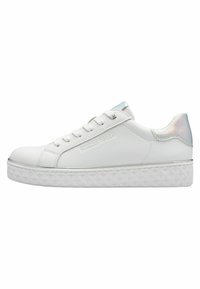 Sneaker bianco con tomaia in pelle liscia, lacci tono su tono, dettaglio iridescente sul tallone e suola piatta bianca testurizzata.