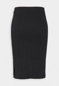 Jupe crayon noire en tricot côtelé avec une taille haute, dotée d'une fente sur le côté pour plus de liberté de mouvement. Texture lisse et silhouette ajustée.