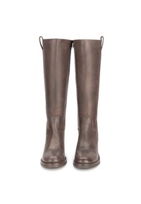 Bottes en cuir marron à hauteur genou avec une texture lisse, semelles plates et tirettes en haut. Présente un design simple et élégant.