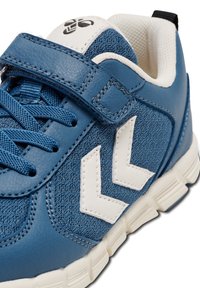 Hummel SPEED JR - Väglöparskor - ensign blue