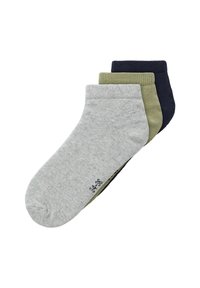 Tres pares de calcetines cortos en gris, verde oliva y azul marino. Hechos de una suave mezcla de algodón con puños acanalados y costuras de los dedos reforzadas.