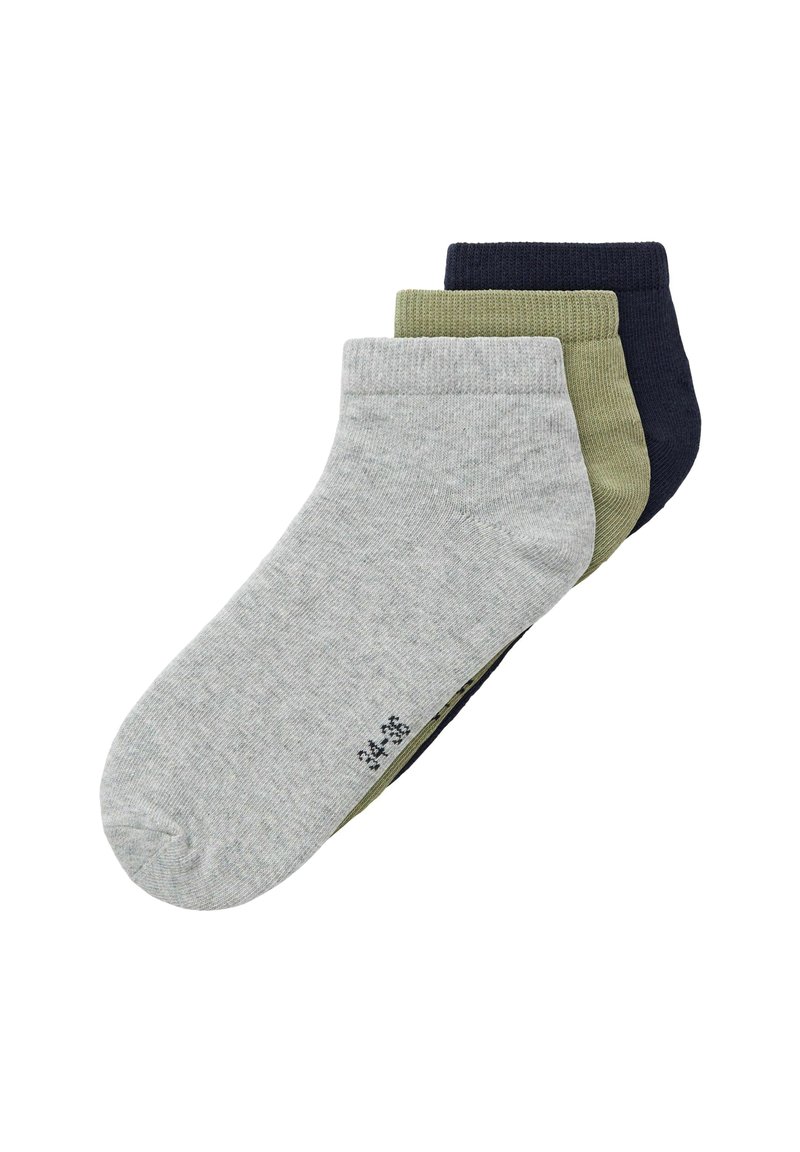 Tres pares de calcetines cortos en gris, verde oliva y azul marino. Hechos de una suave mezcla de algodón con puños acanalados y costuras de los dedos reforzadas.