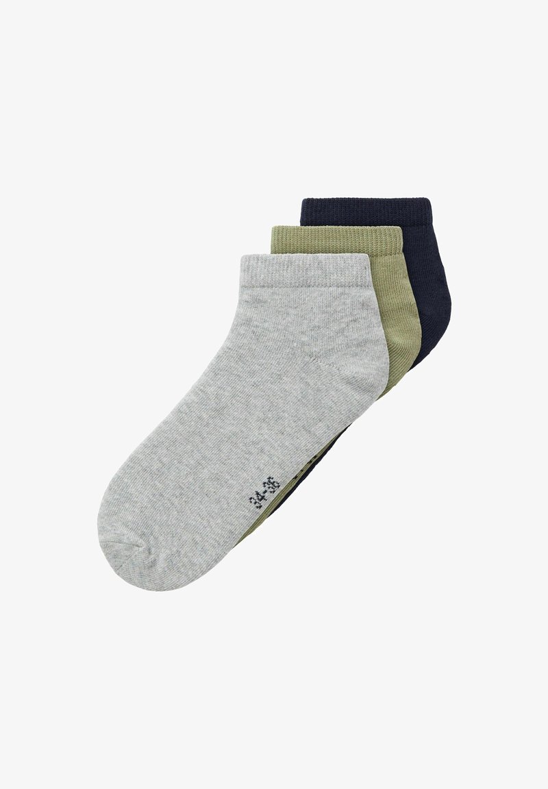 Tres pares de calcetines cortos en gris, verde oliva y azul marino. Hechos de una suave mezcla de algodón con puños acanalados y costuras de los dedos reforzadas.