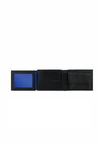 Portafoglio in pelle nera con vano per ID blu, diversi scomparti per carte e una tasca laterale. Forma rettangolare, texture liscia e senza hardware visibile.