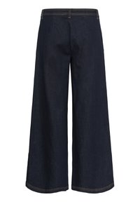 Leveledark blue denim pants, joissa on sileä rakenne, varustettuna perinteisellä tikkauskuviolla ja vyötärönauhalla. Taskuja ei ole näkyvissä.