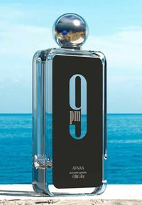 Klart glasparfymflaska med ett silvrigt sfäriskt lock. Har en svart etikett med vit text "9 pm" och varumärket "AFNAN" nedanför.