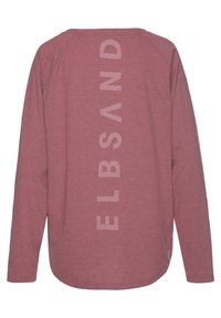 Langarmshirt in gedämpftem Rosaton, aus weichem Stoff. Auf der Rückseite befindet sich ein vertikales Textdesign "ELBSAND" in heller Farbe.