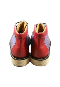 Stivaletti in pelle rossa e viola con design testurizzato, fodera interna gialla e suola in gomma scanalata.