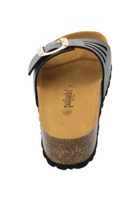 Sandal con fodera in sughero grigia e fondo marrone, cinturino in suede nero con fibbia in metallo e design traforato per ventilazione.