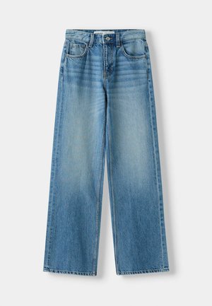 Ljust blå denimvida byxor med hög midja, fyra fickor och klassisk knäppning. Tyget har en slät yta och en lätt blekning.