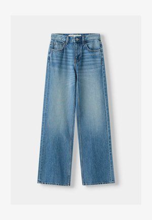 Lichtblauwe denim wijde jeans met een hoge taille, vier zakken en een klassieke knoopsluiting. De stof heeft een zachte textuur en een lichte vervaging.