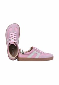 Paire de baskets basses avec panneaux en daim rose et tissu, bandes latérales blanches, lacets rose clair, semelles marron et accents métalliques argentés sur le talon.
