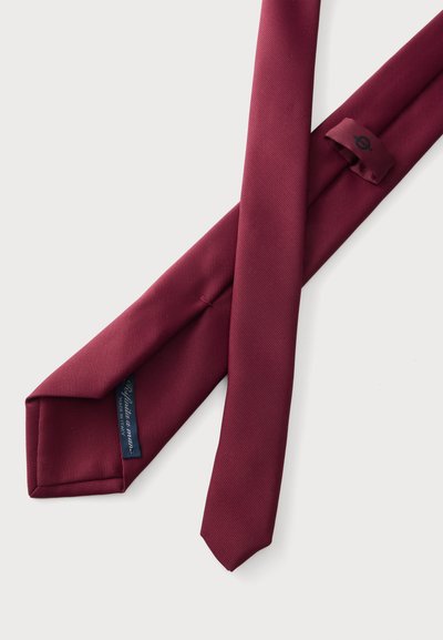 Cravate homme bordeaux avec une texture lisse, montrée déployée sur fond blanc.