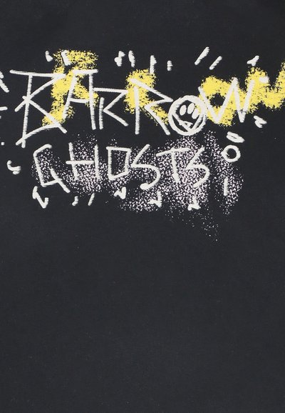 Sort stof med fede hvide bogstaver "BARROW" og "GHOSTS" med gule og lyserøde spraymaling accenter og spredte grafiske elementer.