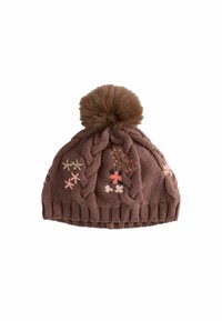 Brun stickad mössa med flätade mönster, rosa och beige broderade blommor, och en stor brun pom-pom på toppen.