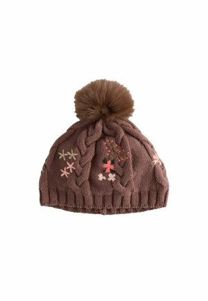 Brun stickad mössa med flätade mönster, rosa och beige broderade blommor, och en stor brun pom-pom på toppen.