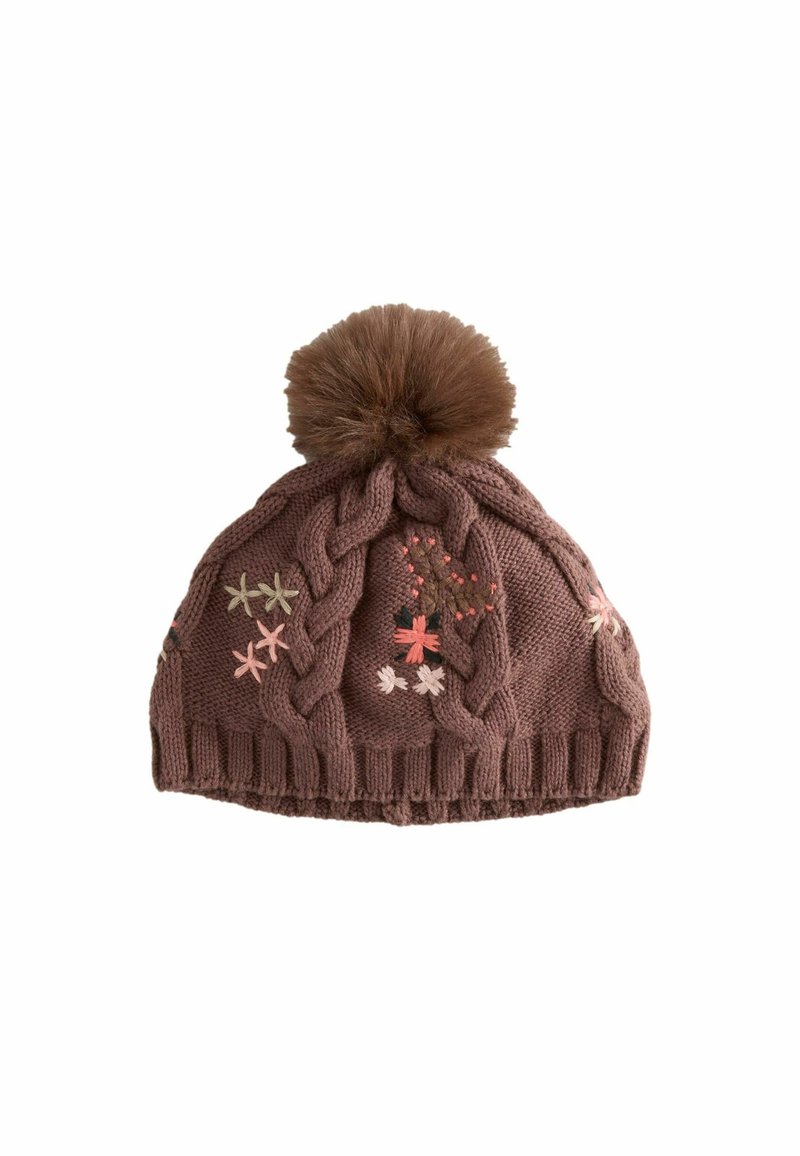 Cappello di maglia marrone con motivi intrecciati, fiori ricamati rosa e beige, e un grande pom-pom marrone sulla sommità.