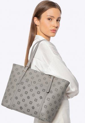 Šedá kožená taška typu tote s texturovanými květinovými a geometrickými vzory, dvojitými ramenními popruhy a pevnou konstrukcí.