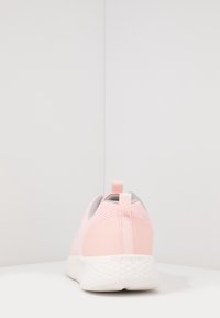 Vaaleanpunainen urheilujalkine, jossa on verkkomateriaali päällinen, harmaat yksityiskohdat ja texturoitu valkoinen pohja. Varustettu vetonauhalla helppoa pukemista varten.