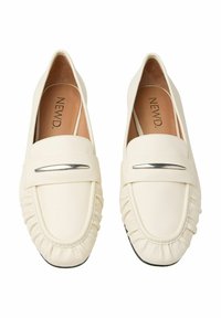 Vita läder loafers med en metalldetalj framtill, en rynkad textur runt kanten och en slät foder.