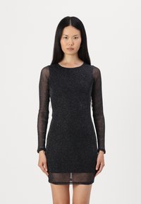 Μαύρο φόρεμα με μακριά μανίκια από λαμπερό διάφανο ύφασμα. Εφαρμοστό σχέδιο με στρογγυλή λαιμόκοψη και διακριτή φραμπαλά στα άκρα των μανικιών.