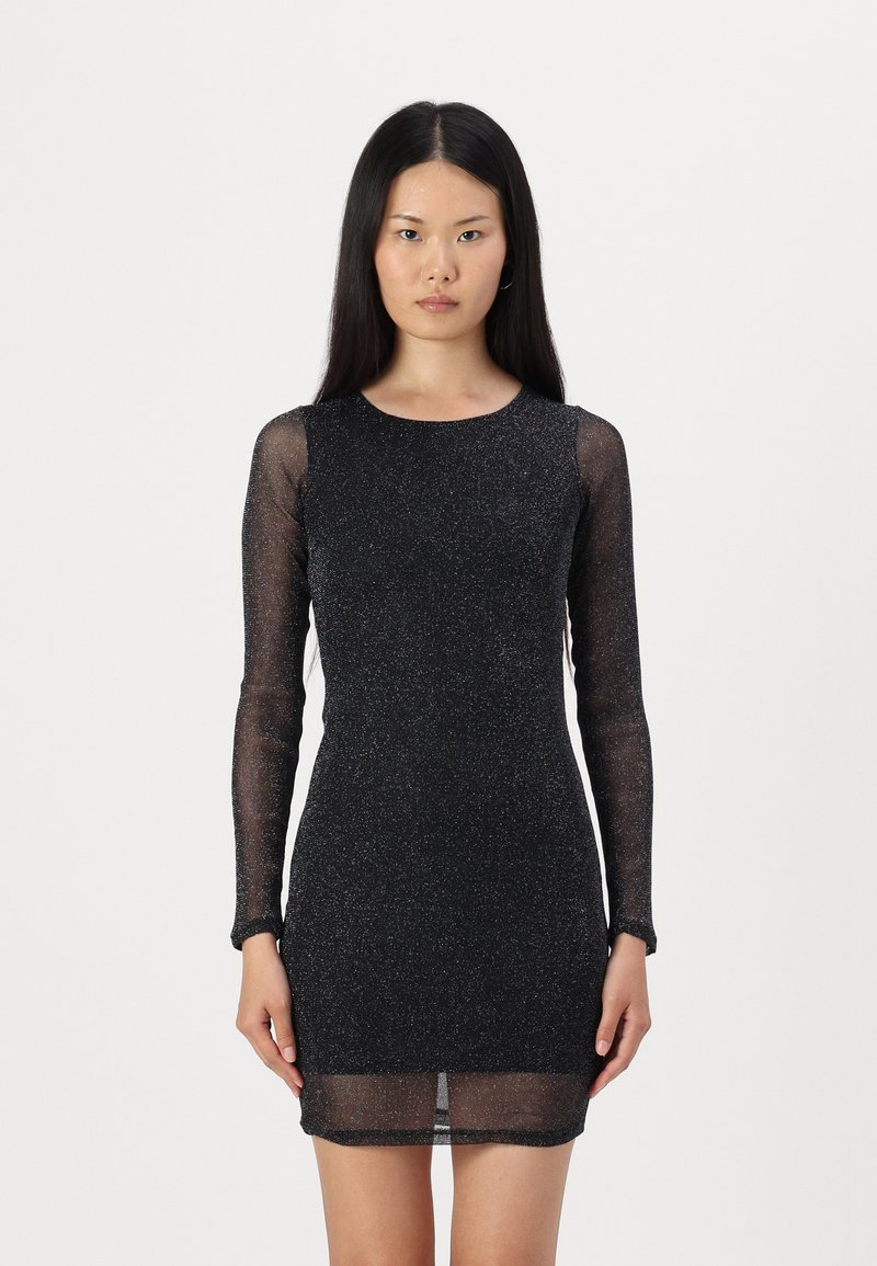 Μαύρο φόρεμα με μακριά μανίκια από λαμπερό διάφανο ύφασμα. Εφαρμοστό σχέδιο με στρογγυλή λαιμόκοψη και διακριτή φραμπαλά στα άκρα των μανικιών.