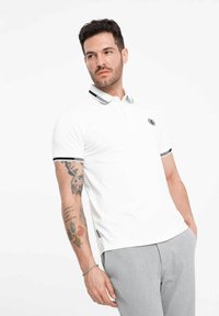 Ombre Pikeepaita - white