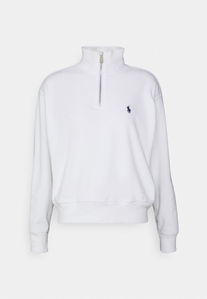 Pullover in pile bianco con colletto alto, mezza zip e logo blu navy discreto sul lato sinistro del petto. Texture morbida, polsini e orlo a coste.