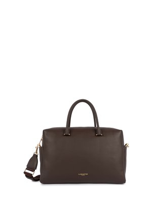 Sac à main en cuir marron foncé avec poignées courtes, bandoulière amovible et petit logo texte doré au centre devant.