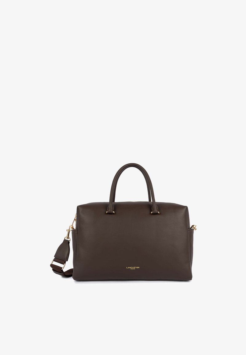 Sac à main en cuir marron foncé avec poignées courtes, bandoulière amovible et petit logo texte doré au centre devant.