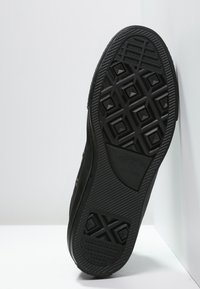 Černá gumová podešev boty s texturovaným geometrickým vzorem. Obsahuje výrazné logo "Converse All Star" a kontrastní boční švy.