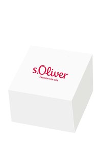 Caja blanca con bordes inclinados que presenta el texto rojo "s.Oliver FASHION FOR LIFE" destacado en la parte superior.