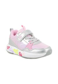Scarpa sportiva rosa e argento con cinturino, lacci grigi chiari e una suola decorata con cuori colorati in rosa, viola e giallo.