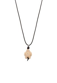 Schildpadvormige hanger gemaakt van lichtgekleurde materiaal aan een zwarte koord, met gedetailleerde schelppatronen en een knoopaccent.