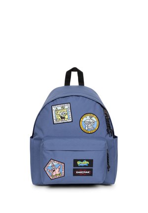 Mochila azul con asa negra que presenta parches con temática de Bob Esponja y un logo de Eastpak en el bolsillo delantero.