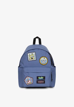 Blå rygsæk med sort håndtag med SpongeBob SquarePants-tema patches og et Eastpak-logo på frontlommen.