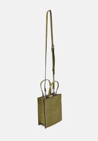 Borsa a mano in ecopelle verde con superficie testurizzata, forma rettangolare, manici superiori e tracolla rimovibile.
