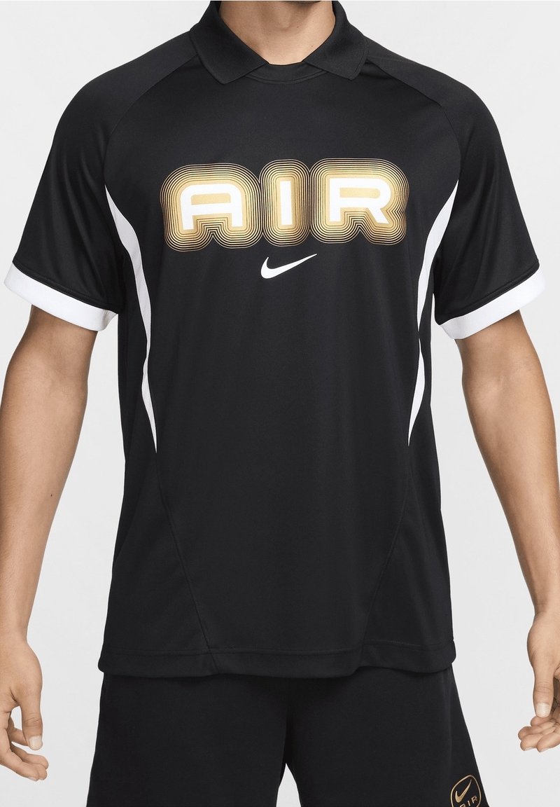 Svart Nike-polo med vita detaljer, stor guldig "AIR" grafik på framsidan, korta ärmar, tillverkad av ett slätt, lätt tyg.