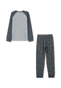 Top gris de manga larga con mangas raglán, combinado con pantalones de pijama grises estampados que presentan logotipos amarillos de Batman y detalles moteados.