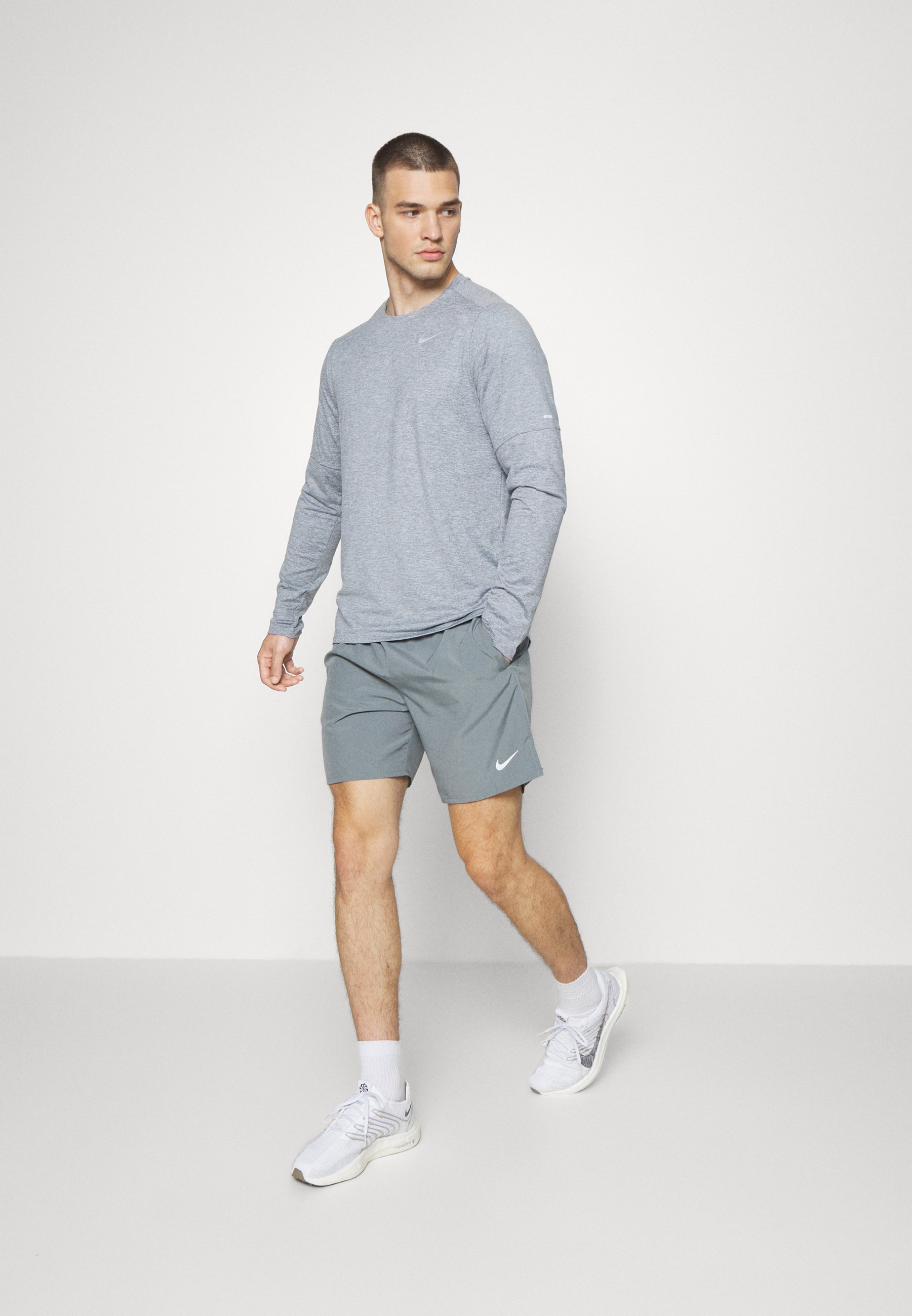 nike challenger grey