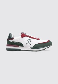 Zapatilla blanca con acentos en verde y burdeos. Presenta un diseño texturizado, construcción de múltiples materiales y un logo en el lateral. Suela de goma.