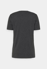 T-shirt gris foncé à manches courtes et col rond, montré de dos sur un fond uni gris clair.