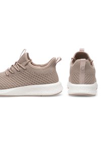 Adidași din plasă de culoare maro deschis, cu un superior texturat, talpă albă cu amortizare și o bandă de prindere la călcâi. Prezintă șireturi și un design minimalistic.