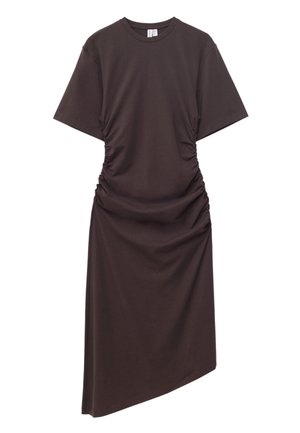 Robe midi marron foncé avec manches courtes, col rond, côtés froncés créant un effet drapé, et ourlet asymétrique.