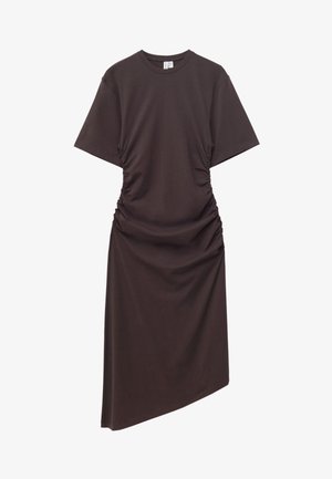 Robe midi marron foncé avec manches courtes, col rond, côtés froncés créant un effet drapé, et ourlet asymétrique.
