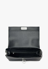 Zwarte leren handtas met een gladde textuur, rechthoekige vorm en metalen accenten in zilver. Heeft een open interieur met een ritsvak.