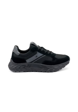 Zapatillas deportivas negras con una combinación de materiales de malla y ante. Punta redondeada, suela de goma gruesa con patrón en zigzag y acentos brillantes.