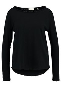 Svart långärmad topp med bred båturringning. Mjukt tyg, något böjd nederkant och avslappnad passform. Enkel design utan dekorationer.