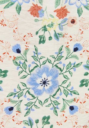 Patrón de tela floral con grandes flores azul claro, flores más pequeñas en tonos naranja y amarillo, y enredaderas verdes con hojas sobre un fondo crema.