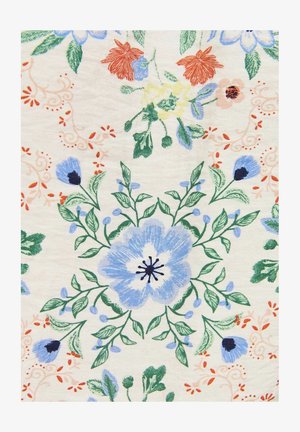 Wzór tkaniny kwiatowej z dużymi jasnoniebieskimi kwiatami, mniejszymi pomarańczowymi i żółtymi kwiatami oraz zielonymi liściastymi winoroślami na kremowym tle.